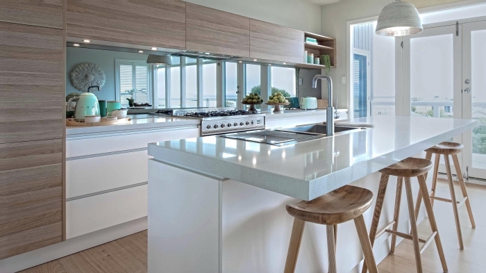 déco de cuisine blanc et bois avec éclairage led, modèle de crédence de cuisine miroir, exemple cuisine avec îlot
