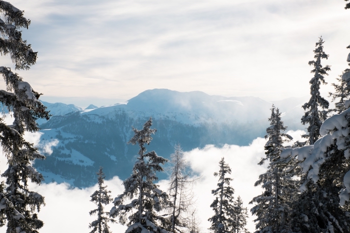 fond d écran gratuit pour ordinateur fantastique, paysage hivernal avec nuages et sommets enneigés pour pc