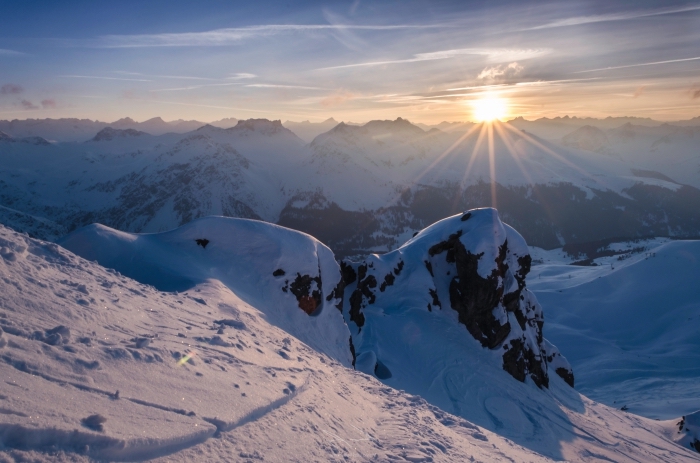 paysage hiver incroyable au coucher du soleil, photo dans les montagnes enneigées en hiver, idée fond d'écran pc