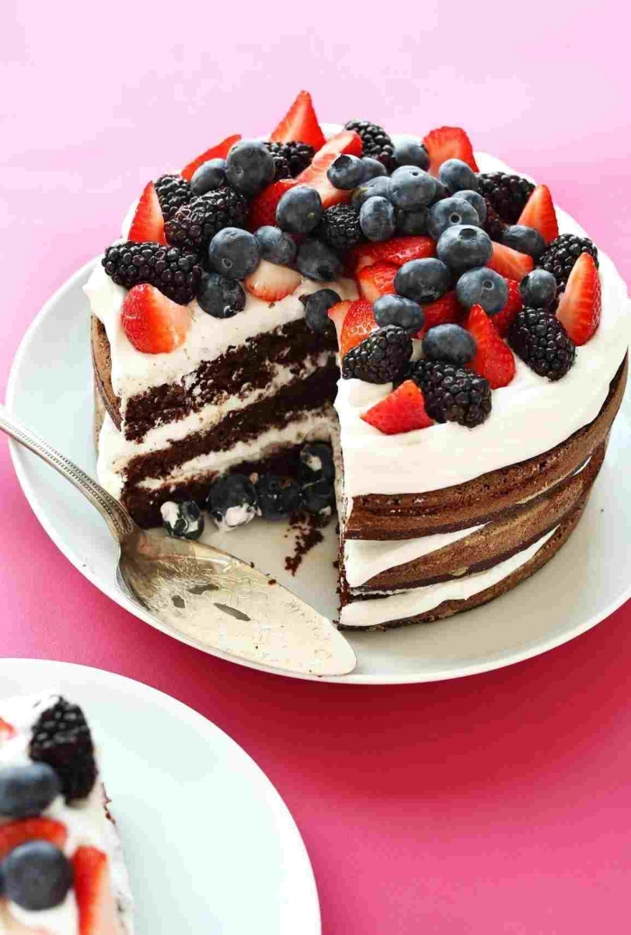 recette facile et rapide de la pâtisserie vegan, layer cake vegan au chocolat, nappé de chantilly à la noix de coco et fruits rouges