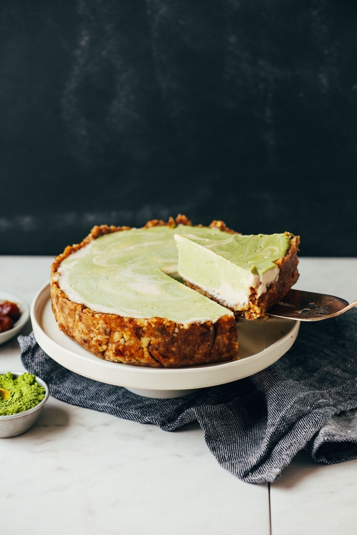 recette de cheesecake vegan et sans gluten au thé vert matcha, à base d'une croûte de dattes et de noix