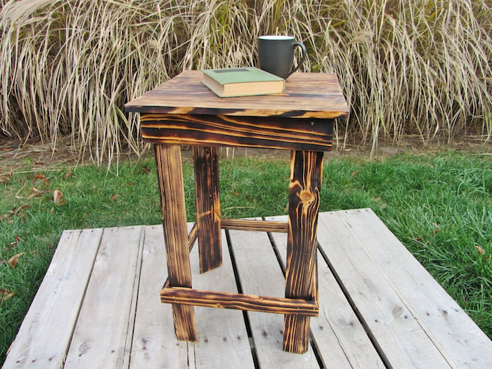 tabouret table basse en palette, idée pour faire une table de nuit de bois brut pour son chevet, rangement tasse de café, livre