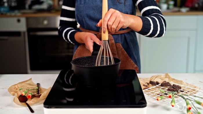 remuer bien idée mélange recette churro à préparer au feu dans une casserole