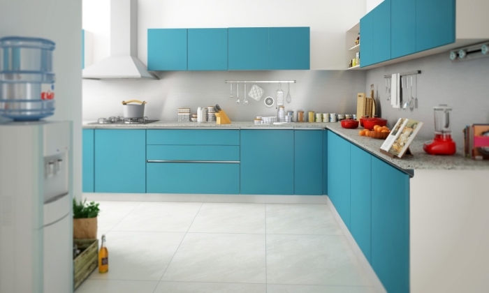 déco de cuisine blanche avec meuble en couleur, exemple de cuisine spacieuse en L, meubles cuisine en bleu