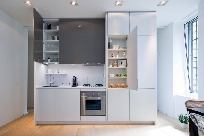 déco de petite cuisine en blanc et gris avec plancher en bois clair, idée agencement cuisine ouverte en longueur