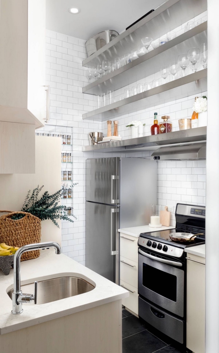 comment creer sa cuisine fonctionnelle dans espace limité, meuble rangement vertical, revêtement mural de cuisine carreaux briques blanches
