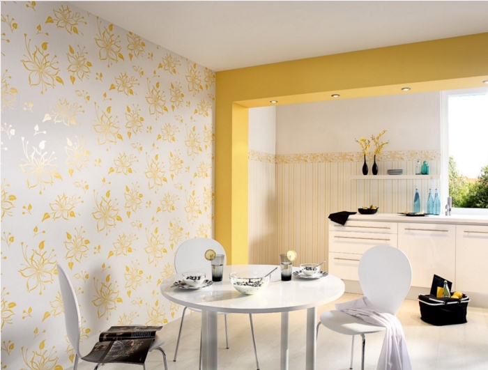 déco de cuisine aménagée en style moderne avec peinture jaune et papier peint tendance fleurs dorées, déco cuisine avec coin de repas