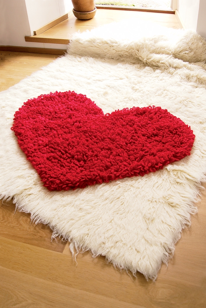 déco de chambre d'ado en style cocooning avec objet fait main, modèle de diy tapis en fausse fourrure blanche avec coeur rouge