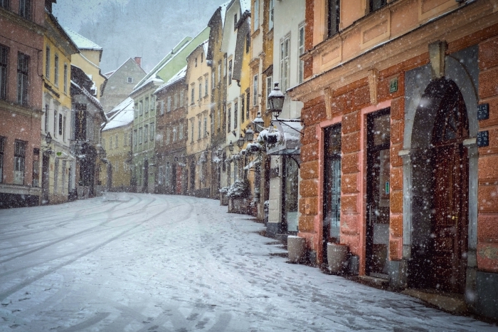 idée fond d écran gratuit pour ordinateur, photo hiver dans une ville aux rues enneigées, magnifique photo vieille ville