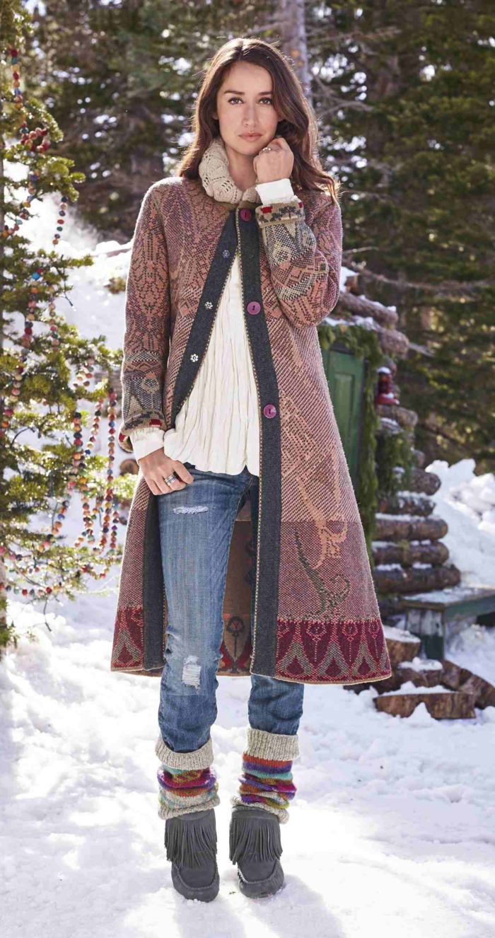 Tenue hippie chic, comment porter la jupe en hiver jupe et pull look négligée, manteau d'hiver, pull et jean