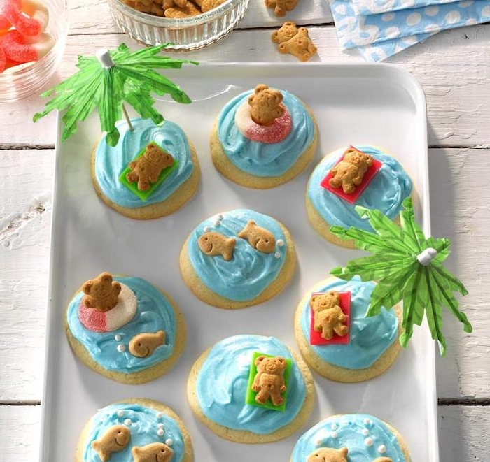 biscuits bord de mer avec glaçage bleu imitation eau de mer et figurines animaux, fete enfant anniversaire originale