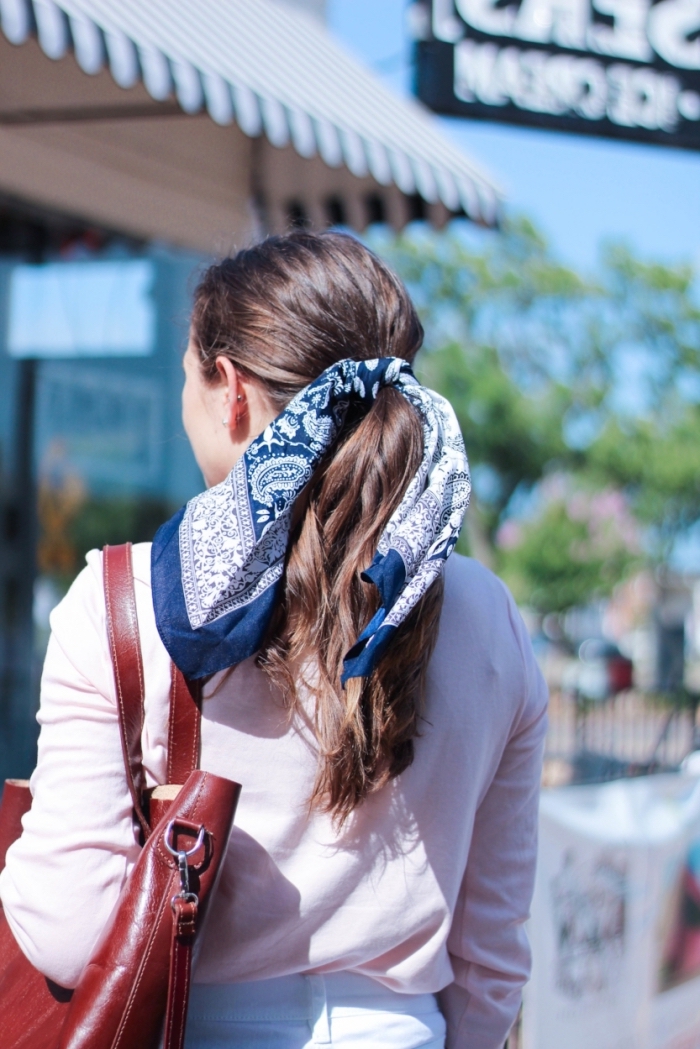 modèle de foulard cheveux femme en bleu marine et blanc, idée coiffure facile aux cheveux attachés en queue de cheval