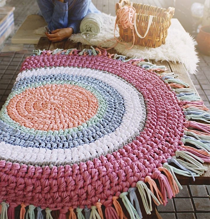 activité manuelle ado, comment faire un tapis rond avec cordes et à déco tassels, modèle de tapis fait main rond
