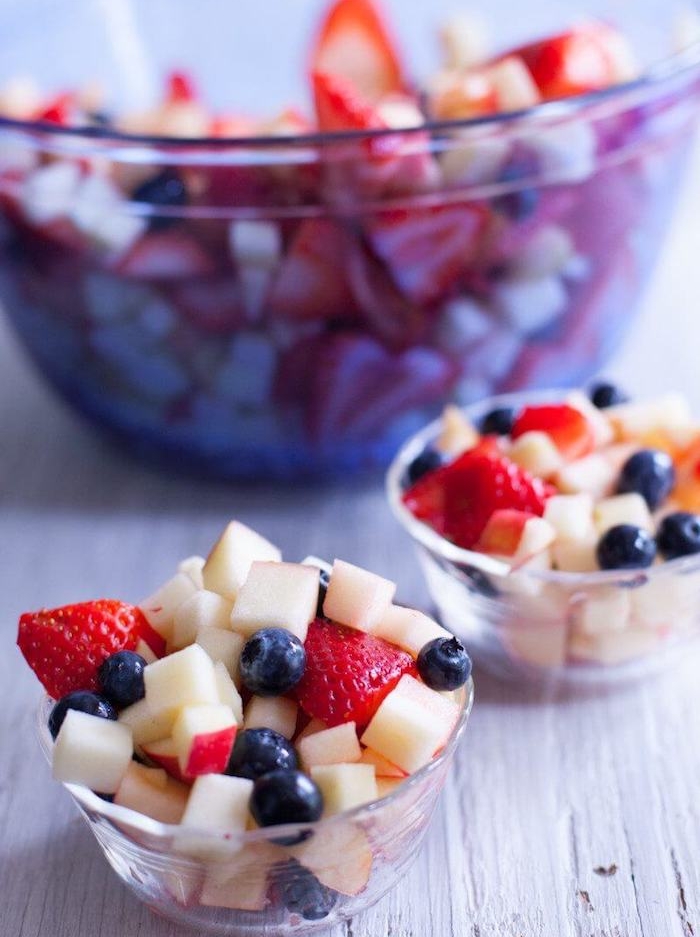 coupelle aux fruits, fraises, myrtilles et pomme, salade aux fruits simples pour le menu enfant d anniversaire