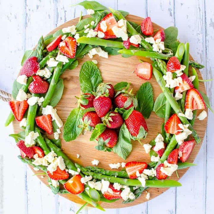 salade de noel, couronne de fruits et de légumes frais avec fromage de chèvre, fraises, feuilles de menthe 