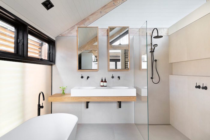 aménagement petite salle de bain mansardée sous les toits avec deco design minimaliste scandinave avec bois et murs blancs