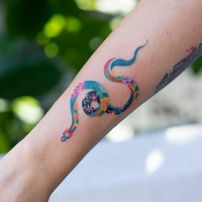 Manchette tatouage, idées avant de se faire tatouer article avec images serpent coloré fleurie design