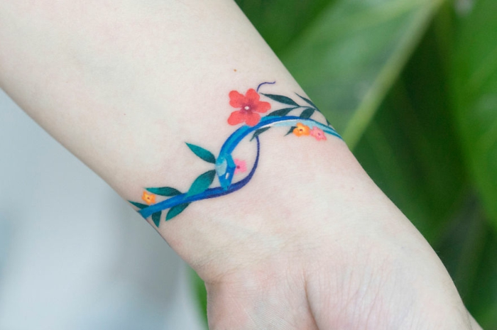 Modele tatouage epaule, choisir son premier tatouage, image à prendre pour aller chez le tatouiste bracelet tatouage serpent avec fleurs autour