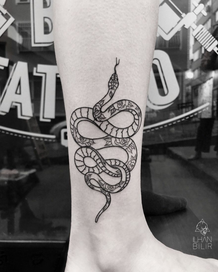 Tatouage serpent avec motif de fleurs sur le pied, tatouage avant bras beau tatouage minimaliste