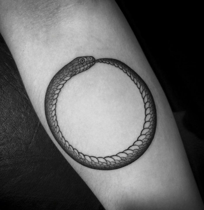 Cool tatouage commun couple, tatouage minimaliste idée comment se tatouer, serpent cercle celtique symbole