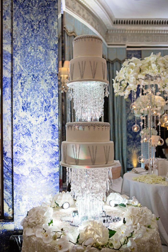 Géant gâteau original pour mariage luxueux, idée de gâteau a choisir pour son mariage thematique, blanc et argenté décorations