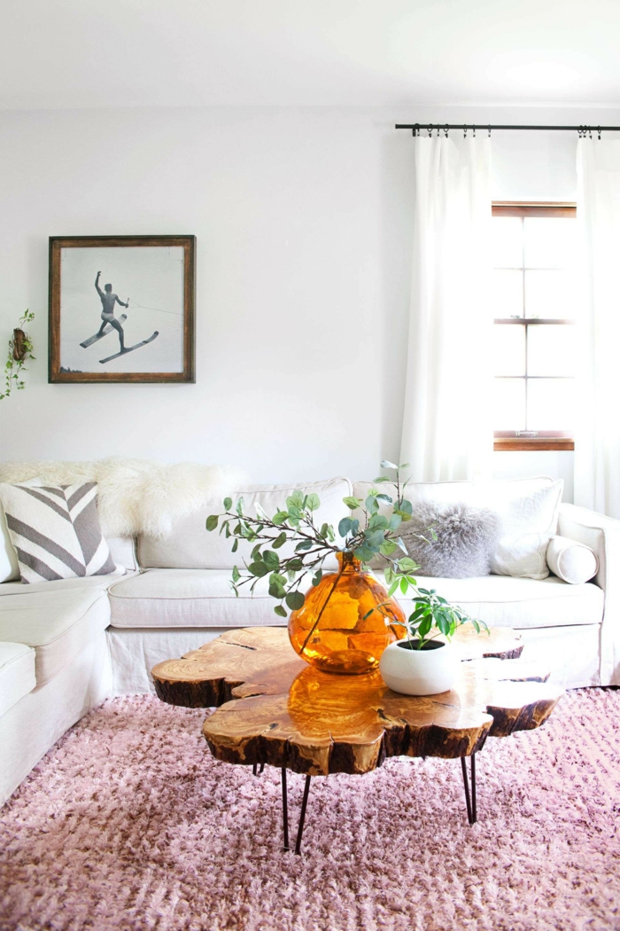 salon scandinave rose et blanc, table basse bois brut, vase en verre jaune, pot de fleur blanc, sofa blanc d'angle