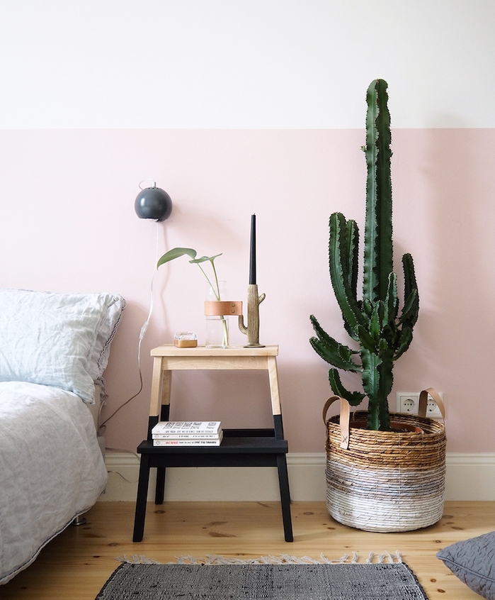 idée comment customiser un meuble ikea, tabouret echelle decorative repeint de noir, cactus dans panier, parquet clair, mur fond rose