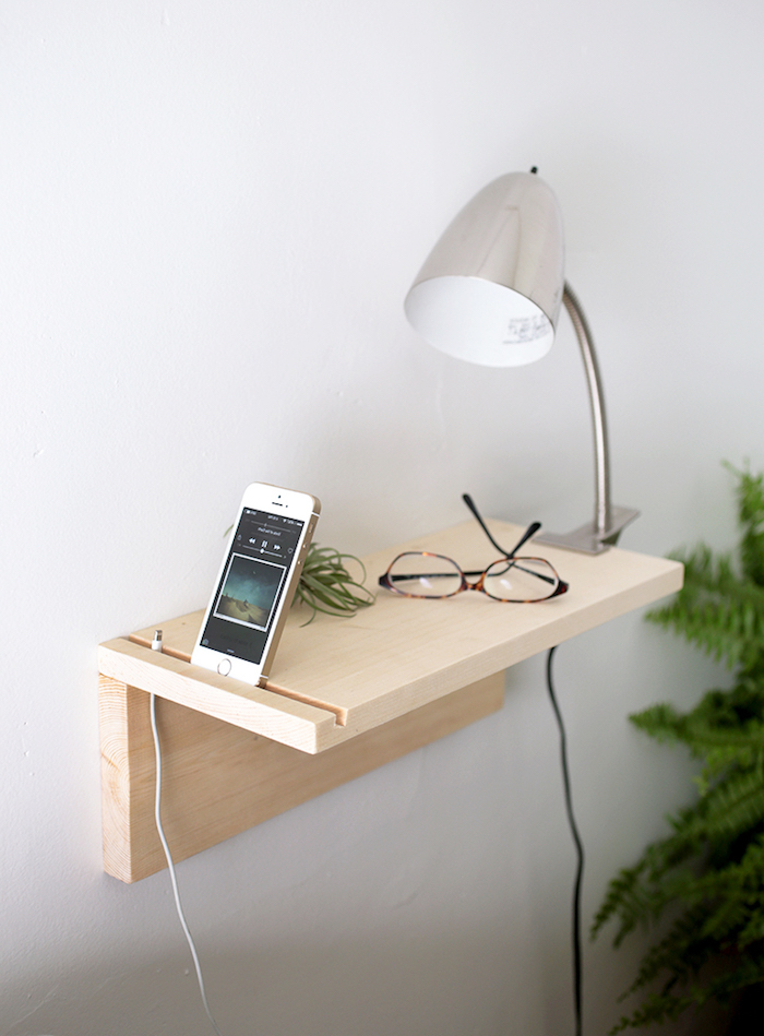 deux planches de bois clair assemblées et fixés sur un mur, rangement iphone original, lampe de nuit gain de place