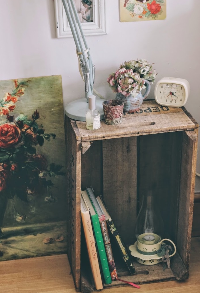 table basse cagette style shabby chic deco, caisse bois brut rangement objets shabby et livres, réveil, petit bouquet de fleurs