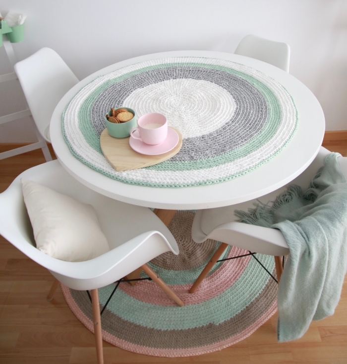 déco relaxante en nuances pastel avec meubles blanc et bois, objets de déco diy facile, modèle tapis rond en couleurs pastel