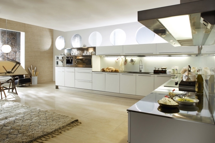 exemple décoration luxueuse et stylée dans une large cuisine aménagée en L, idée cuisine ouverte avec meubles blancs