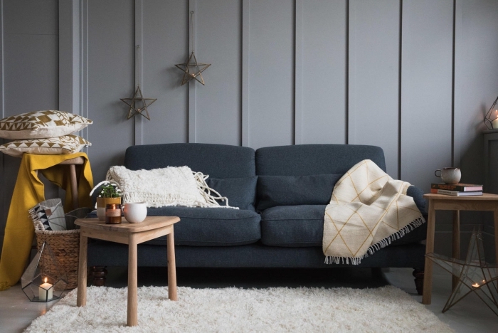 deco salon gris de style nordique réchauffée par un tapis douillet blanc et quelques coussins décoratifs