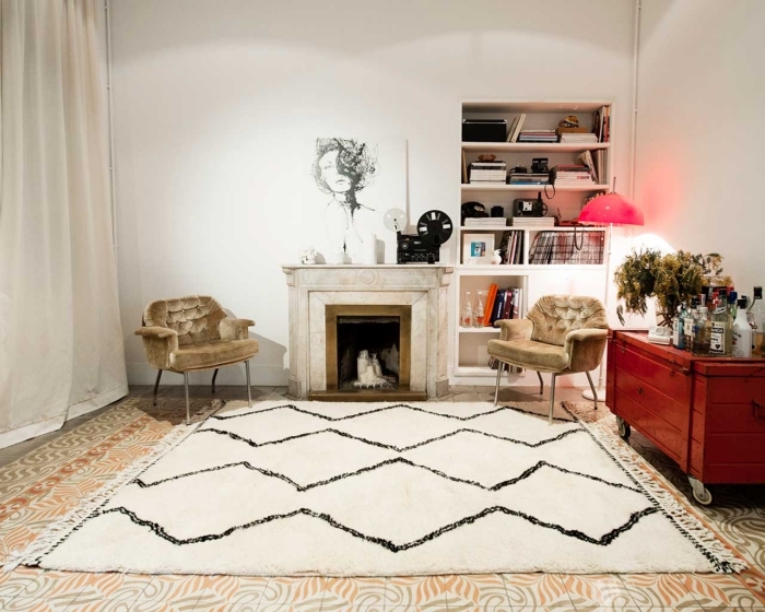 pour réchauffer le salon vintage et le rendre plus cosy on superpose un tapis cocooning berbère et un grand tapis à motifs ocre