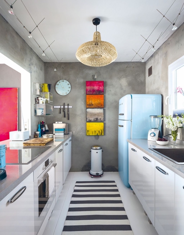photo cuisine en parallèle, modèle de cuisine moderne aux murs en gris et plafond blanc avec accents en couleurs