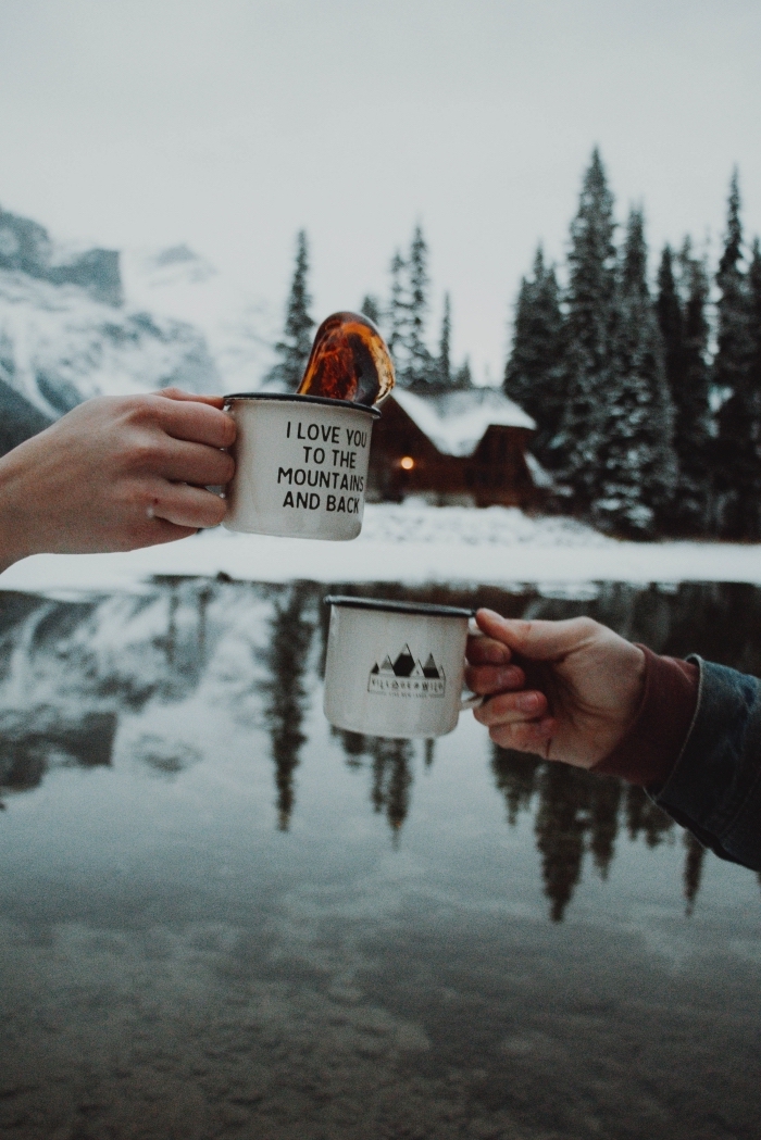 photo couple d'hiver avec un paysage enneigé au bord de lac, photo tasses de café dans la nature pour fond d'écran portable