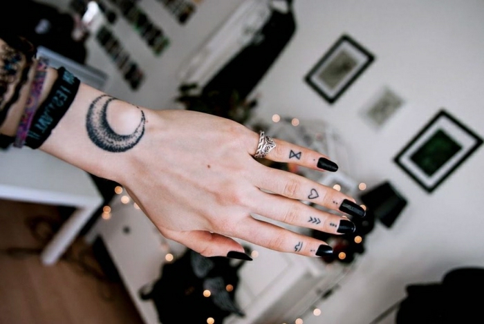 Manchette tatouage, quelle est la plus originale idée faire son dessin, doigts tatoués avec tatouages minimalistes 