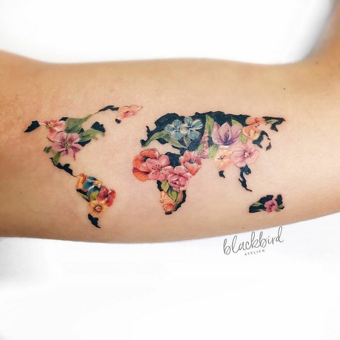 Tatouage épaule femme, dessin de tatouage, tatouage à signification pouvoir et pensée, plan du monde fleurie