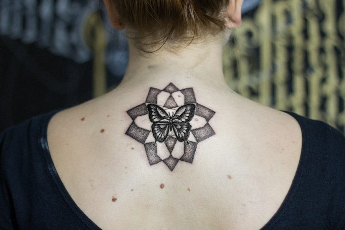 Tatouage commun couple, photo les plus beaux tatouages du monde image papillon dans rosette