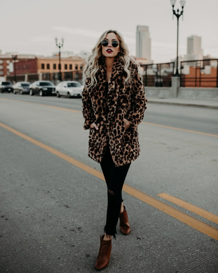 manteau imprimé léopard, pantalon noir, bottes cognac, femme aux cheveux blonds, lunettes ronds