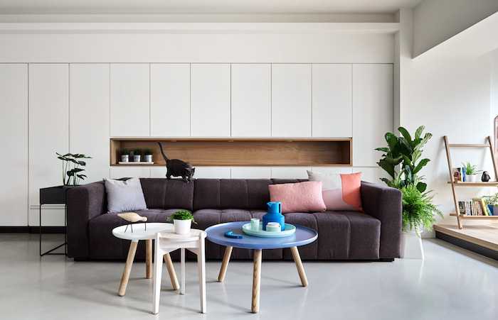 canapé gris clair, tables style scandinave, meuble blanc, deco salon moderne nordique, quelques plantes pour touche verte