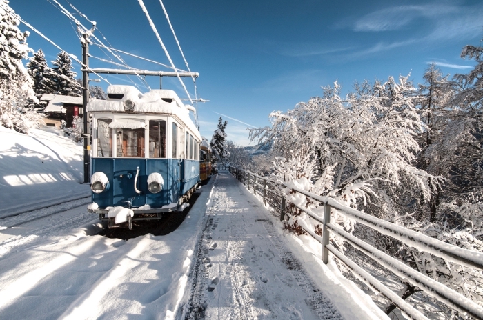 photo voyage en train dans les montagnes en hiver, joli paysage de noel avec un train et arbres conifères couverts de neige