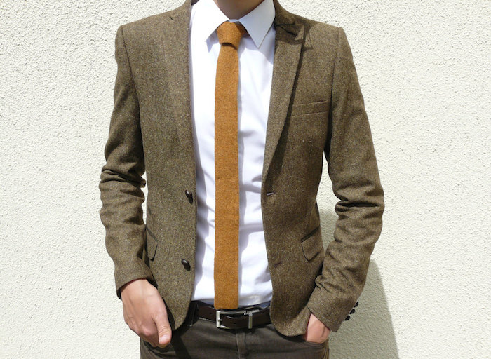 cravate tricot en laine slim avec bout droit beige avec veste marron et chemise blanche