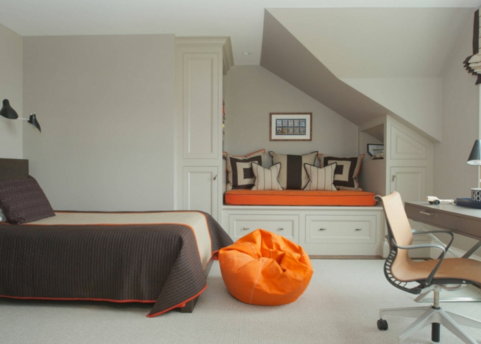 banquete lit avec rangement, bureau pratique, chaise pivotante, coussin de sol orange, chambre grise
