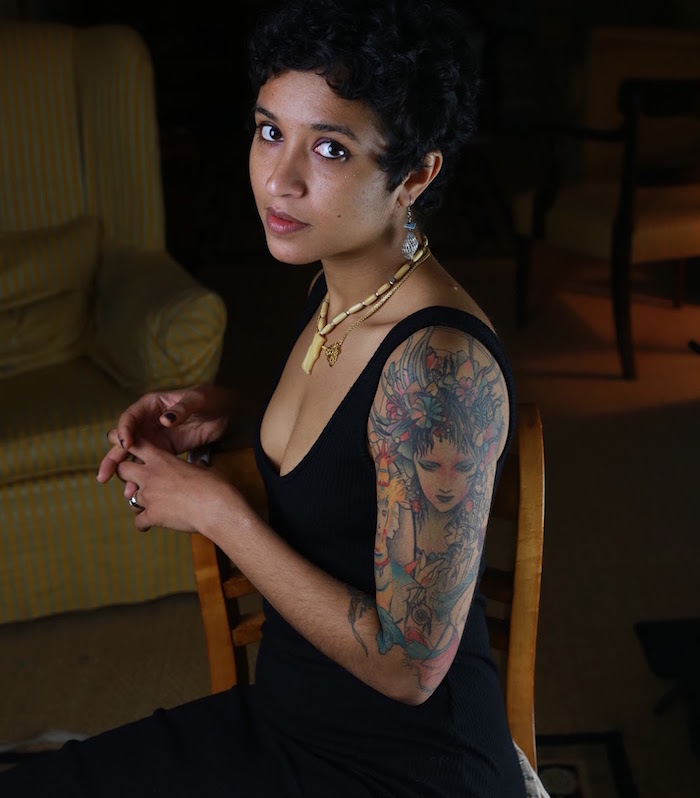 sarah hemmaida tattoo pour femme sur le bras buste idée tattoo conte en couleurs 
