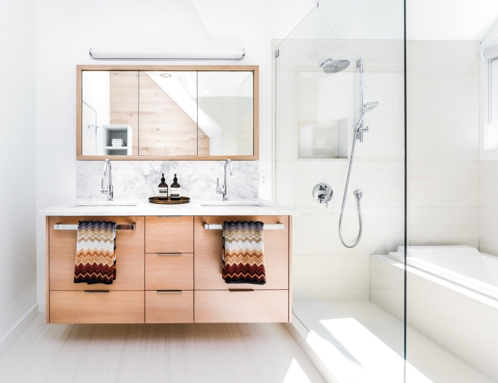 meuble sous vasque en bois avec comptoir marbre, idée déco stylée dans une salle de bain avec baignoire