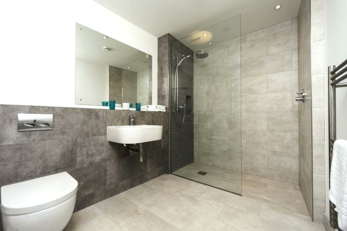 salle de bains en gris et blanc, vasque blanche, douche à l'italienne, vasque suspendue, carreaux gris clair au sol et gris anthracite au mur