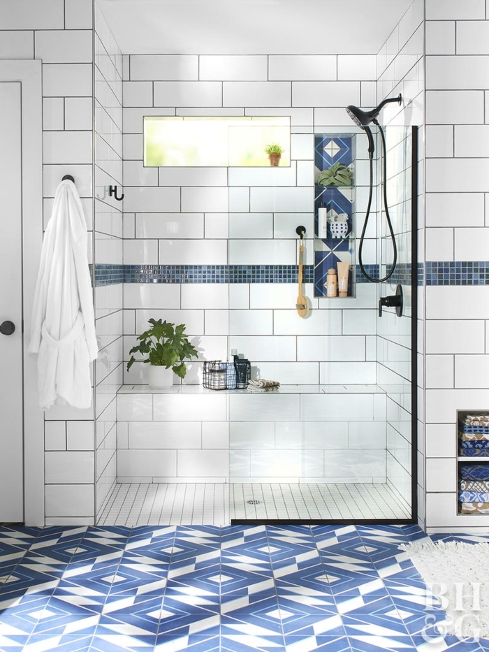 salle de bain blanche aux frises murales bleus, carreaux muraux métro blancs, paroi verre profilé noir, douche noire