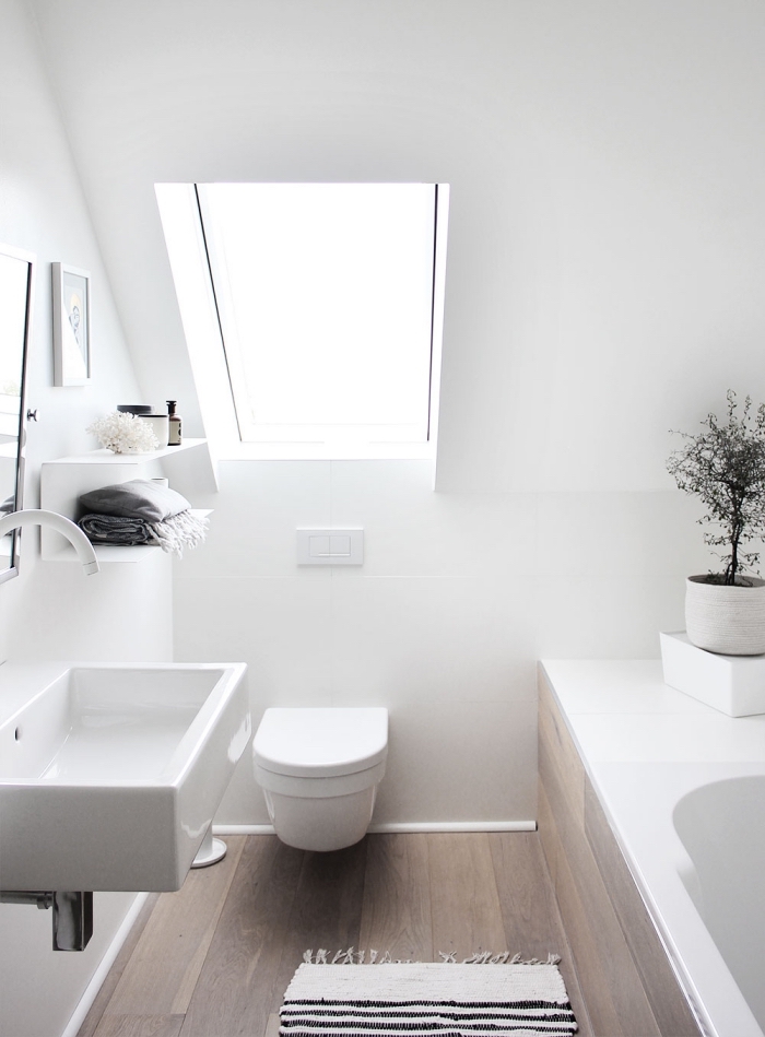 comment aménager une salle de bain sous pente, exemple de déco minimaliste en blanc et bois avec tapis et serviette cozy