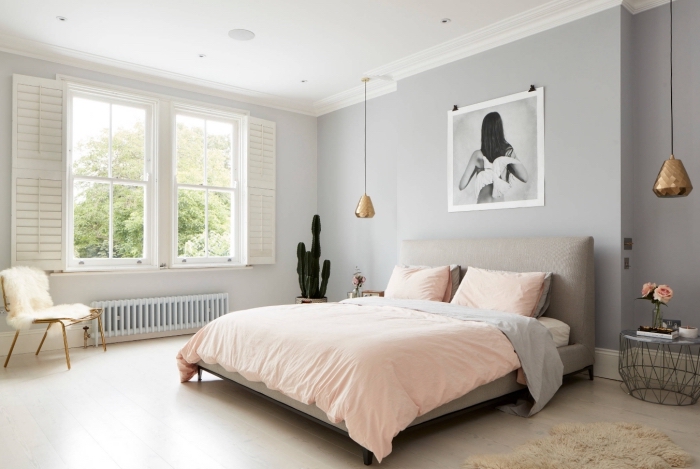 murs gris apus dans une chambre à coucher scandinave, idée déco cocooning avec housse chaise en fausse fourrure blanche