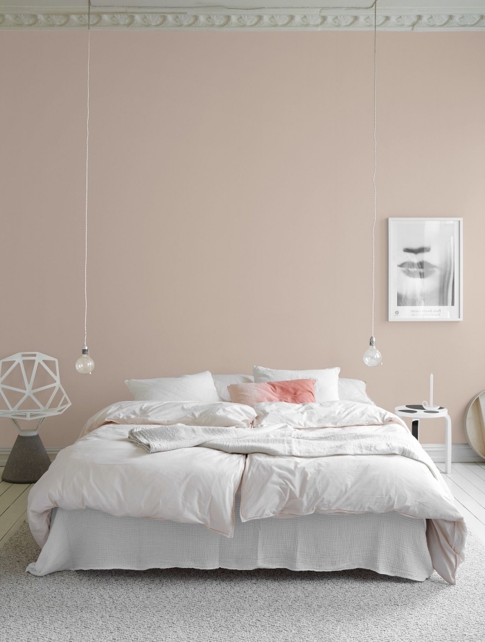 couleur neutre pour une chambre, peinture murale de nuance crémeuse combinée avec plafond et plancher en blanc